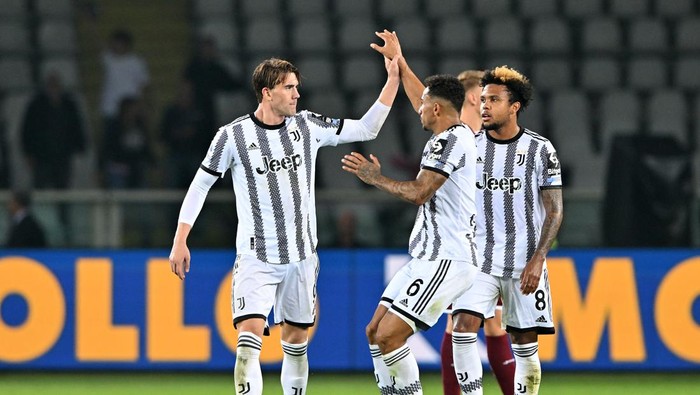 TURIN, ITALY - OCTOBER 15: Dusan Vlahovic of Juventus (L) celebrates after scoring the first goal of their team with teammate Danilo of Juventus (R) during the Serie A match between Torino FC and Juventus at Stadio Olimpico di Torino on October 15, 2022 in Turin, Italy. (Photo by Chris Ricco/Getty Images)