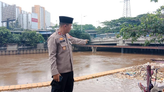 Kapolsek Tambora di lokasi mahasiswi IPB (Dok istimewa)