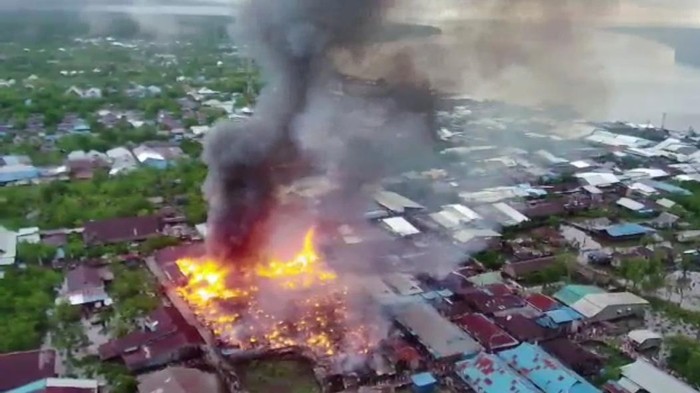 Kebakaran di Asmat yang direkam dari udara menggunakan drone atau pesawat nirawak.