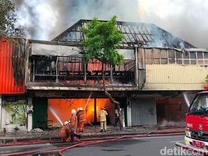 Perjuangan PMK Surabaya Berjibaku Padamkan Api Toko Karpet Gemblongan