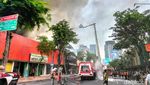 Kebakaran Ludeskan Toko Karpet di Jalan Gemblongan Surabaya