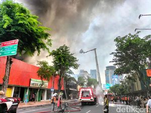 Kebakaran Toko Karpet Jalan Gemblongan Surabaya Padam, Jalan Dibuka Lagi