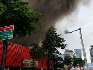 Bronto Skylift Dikerahkan Padamkan Kebakaran Toko di Jalan Gemblongan