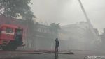 Kebakaran Ludeskan Toko Karpet di Jalan Gemblongan Surabaya