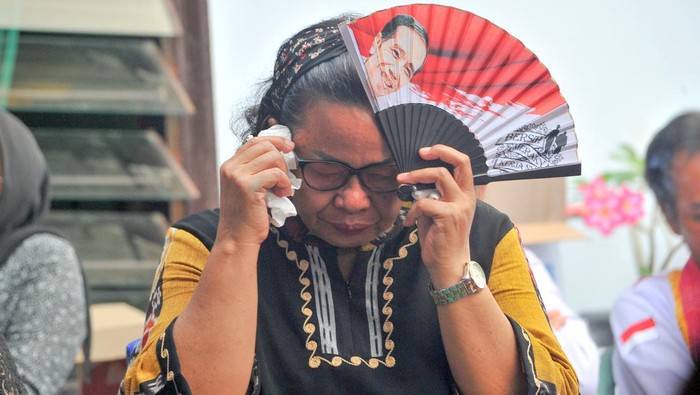 Keluarga Gelar Ibadah Mengenang 100 Hari Kematian Brigadir Yosua Pemuka agama menyalakan lilin disaksikan keluarga dan kuasa hukum mendiang Brigadir Nofriansyah Yosua Hutabarat atau Brigadir J saat mengenang 100 hari kematian Brigadir J di Sungai Bahar, Muarojambi, Jambi, Sabtu (15/10/2022).Memasuki 100 hari kepergian mediang, pihak keluarga berharap proses persidangan untuk kasus anaknya yang dijadwalkan digelar Senin (17/10/2022) dapat berjalan baik dan seadil-adilnya. ANTARA FOTO/Wahdi Septiawan/rwa.