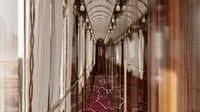 Interior kereta Orient Express yang telah direnovasi menunjukkan kendaraan glamor yang menggabungkan kemewahan Art Deco dengan kemewahan modern.