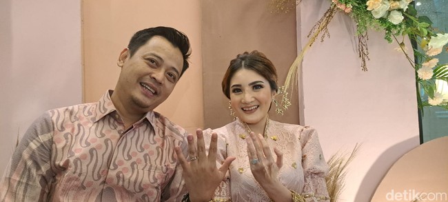 Dilamar seorang pengusaha, bukan tidak mungkin koleksi tas mewahnya bakal bertambah banyak. Kiki Amalia sempat menjanda hampir 10 tahun setelah bercerai dari Markus Haris Maulana pada 2013. Yang pertama, dia itu pertama kali ketemu saya bisa membaca orang, karena kan udah berapa lama nih saya sendiri ya. Jadi saya sudah banyak menemui beberapa laki-laki, tapi ketemu sama Aa tuh beda gitu, dikenalin pertama kali, ujar Kiki Amalia tentang calon suaminya, Agung Nugraha, seperti dikutip detikHot. (Foto: Pingkan Anggraini/detikHOT)
