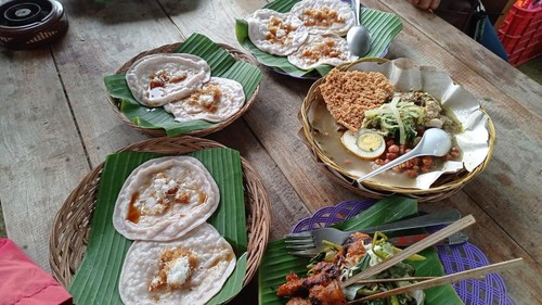 Kue laklak beras merah di stand kuliner yang ada pada arena FCW Jatiluwih, Minggu (16/10/2022). (Istimewa)