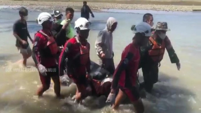Lansia di Mamuju terseret arus sungai ditemukan tewas di bantaran sungai.