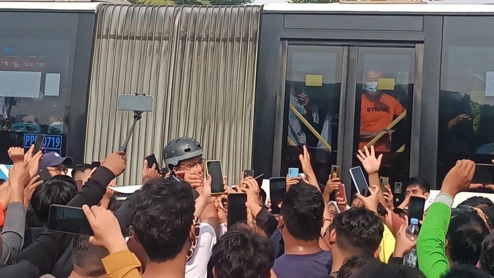 Lautan Pengunjung CFD Berebut Foto dengan Anies, TransJ Tersendat