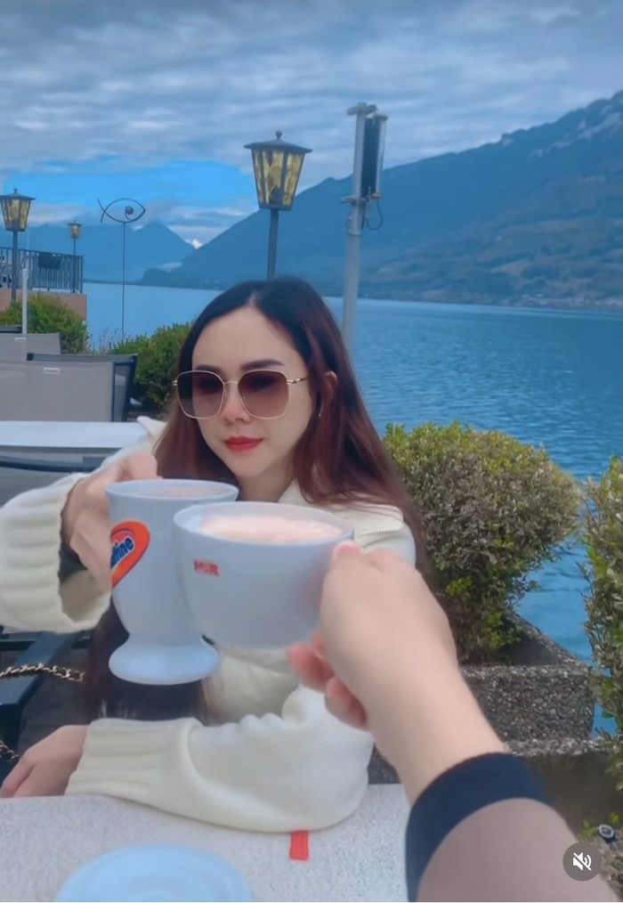 Liburan ke Eropa, si Cantik Aura Kasih Cari Seblak hingga Bajigur