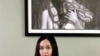 Beberapa momen kulinerannya juga terpampang di Instagramnya. Seperti posenya saat makan steak ini. Foto: Instagram @aurakasih