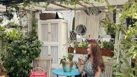Mengaku tubuhnya gemuk, Aura tetap santai minum es kopi susu yang digemarinya di salah satu kafe bernuansa natural. Foto: Instagram @aurakasih