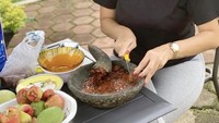 Menurut Aura, orang Sunda kalo tidak jago nyinden sudah pasti jago ngulek sambel. Aura tentunya paling jago ulek sambel. Foto: Instagram @aurakasih