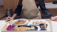 Belajar masak di salah satu cooking studio di Jakarta. Aura pamer hasil masakannya berupa pasta hingga chicken katsu. Foto: Instagram @aurakasih