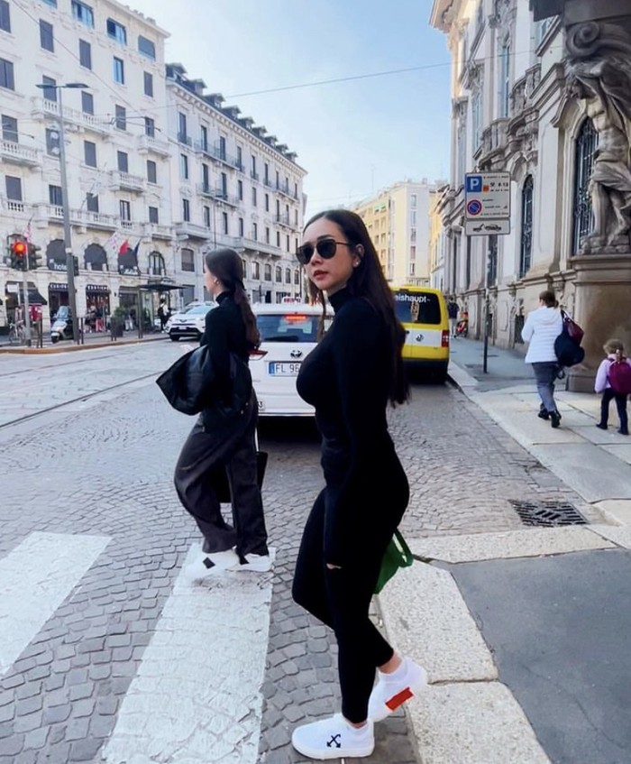 Liburan ke Eropa, si Cantik Aura Kasih Cari Seblak hingga Bajigur Liburan ke Eropa, si Cantik Aura Kasih Cari Seblak hingga Bajigur