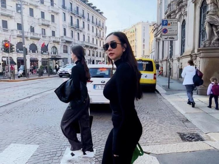 Liburan ke Eropa, si Cantik Aura Kasih Cari Seblak hingga Bajigur