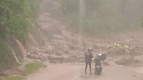 Longsor di jalur Malimbu Kabupaten Lombok Utara, Nusa Tenggara Barat, Minggu (16/10/2022).