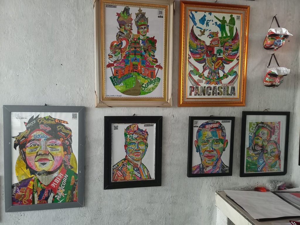 Made Agus Janardana alias Made Oplas manfaatkan sampah plastik sebagai karya seni lukisan pop art nan inovatif.