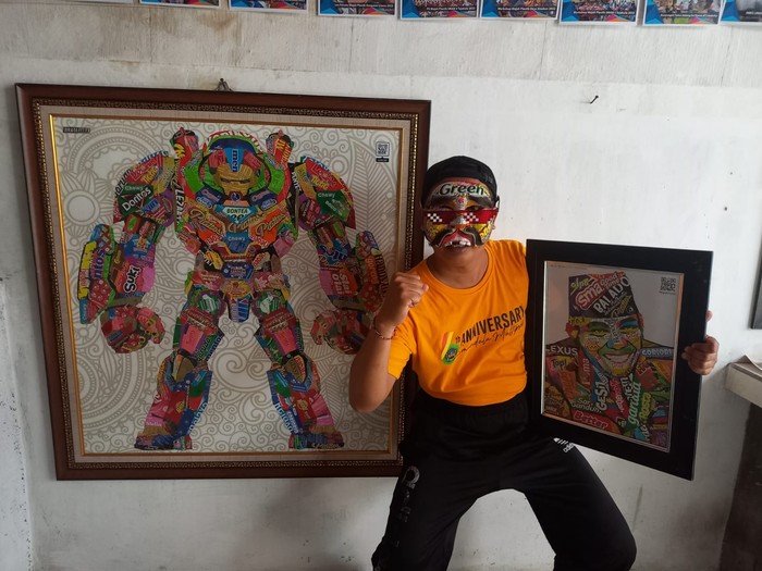 Made Agus Janardana alias Made Oplas manfaatkan sampah plastik sebagai karya seni lukisan pop art nan inovatif.