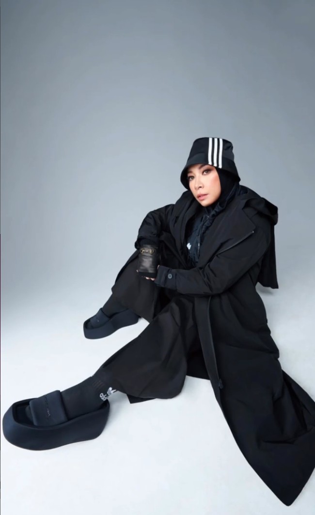 Melly Goeslaw menjelaskan bahwa setelah operasi bariatrik yang mengurangi kapasitas lambungnya, dia tetap harus menjaga pola makan dan menjalani hidup sehat. Foto: Instagram/@melly_goeslaw