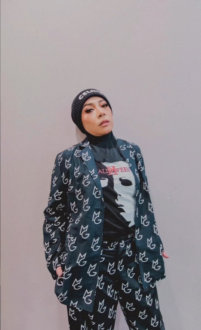 Aksesori kepala seperti beanie, bucket hat hingga topi musim dingin melengkapi penampilannya. Saat mengunggah video dan foto pemotretan, wanita 48 tahun ini juga menceritakan pengalamannya pascaoperasi. Foto: Instagram/@melly_goeslaw