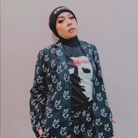 Aksesori kepala seperti beanie, bucket hat hingga topi musim dingin melengkapi penampilannya. Saat mengunggah video dan foto pemotretan, wanita 48 tahun ini juga menceritakan pengalamannya pascaoperasi. Foto: Instagram/@melly_goeslaw