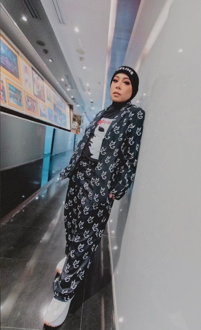 Ibu dua anak ini menyebut bahwa dokter Tompi menjadi salah satu teman yang menyarankannya untuk operasi bariatrik. Foto: Instagram/@melly_goeslaw