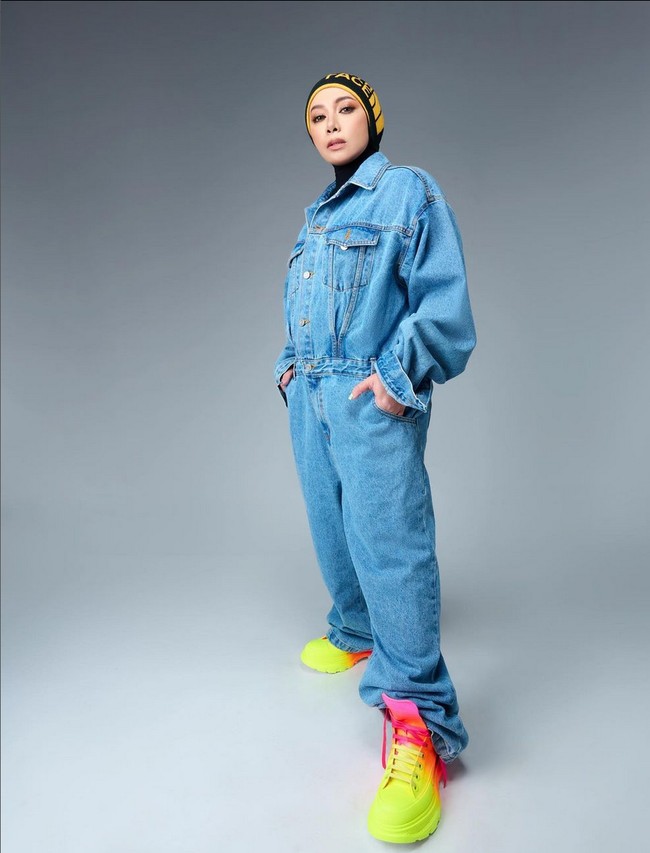 Pemotretan itu dilakukan dua bulan setelah prosedur bedah lambung atau bypass usus. Pelantun lagu ‘Bagaikan Langit’ ini tampil dengan gaya busana hypebeast memakai setelan jaket, blazer hingga hoodie. Foto: Instagram/@melly_goeslaw