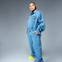 Pemotretan itu dilakukan dua bulan setelah prosedur bedah lambung atau bypass usus. Pelantun lagu ‘Bagaikan Langit’ ini tampil dengan gaya busana hypebeast memakai setelan jaket, blazer hingga hoodie. Foto: Instagram/@melly_goeslaw