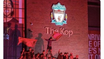 Fans Liverpool ini tentu meramalkan tim kesayangannya menang. Foto: Twitter