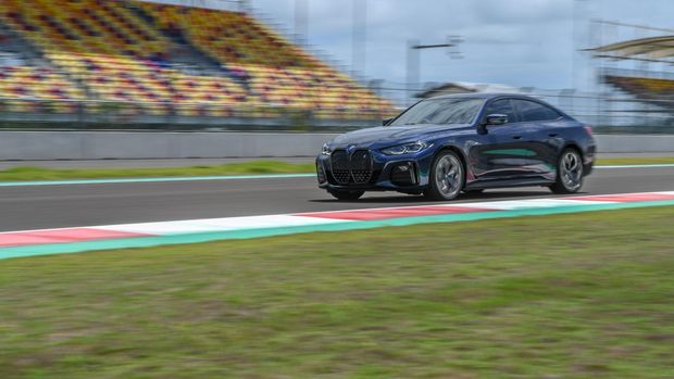 Mobil listrik BMW i4 jadi Official Safety Car Shell Eco-Marathon 2022 di Mandalika