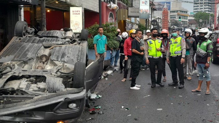 Mobil terbalik di Bandung.