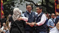 Anies dan Ariza beserta para istri saling bersalaman saat pamitan dalam acara perpisahan di Balai Kota. Dalam pidatonya, Anies juga membicarakan soal karya yang telah dibuat Pemprov DKI selama lima tahun kepemimpinannya. Anies menekankan dirinya tak mengirim pernyataan, melainkan kenyataan.