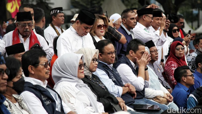Gubernur DKI Jakarta Anies Baswedan dan Wakil Gubernur DKI Jakarta Riza Patria menyapa warga usai pidato perpisahan di Balai Kota, Jakarta Pusat, Minggu (16/10/2022). Anies Baswedan dan Riza Patria pamitan usai purna tugas hari ini sebagai Gubernur dan Wakil Gubernur Jakarta.