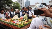 Dalam acara perpisahan juga dilangsungkan pemotongan tumpeng. Anies enggan berbicara banyak dalam acara perpisahan. Menurutnya, karya-karyanya tak perlu dijabarkan. Masyarakat bisa melihat sendiri perubahan wajah Jakarta.