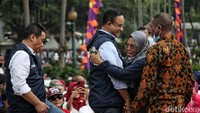 Pemerintah Provinsi DKI Jakarta menggelar acara perpisahan untuk Anies dan Ariza di Balai Kota Jakarta. Acara tersebut dipadati oleh warga dan simpatisan Anies.