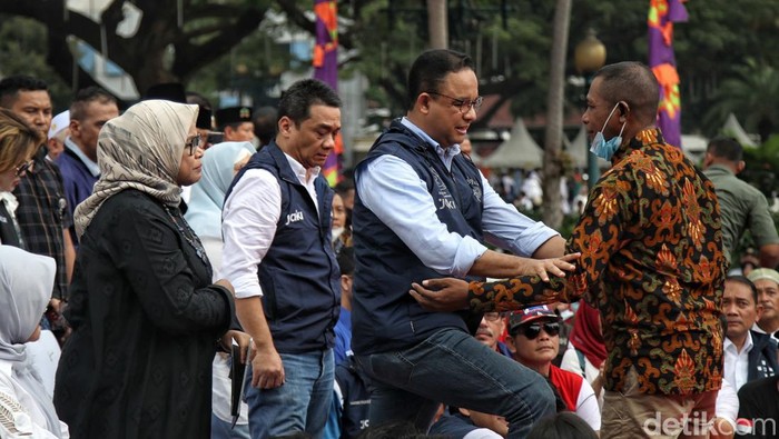 Momen Anies dan Ariza Pamitan sebagai Gubernur dan Wakil Gubernur Jakarta Gubernur DKI Jakarta Anies Baswedan dan Wakil Gubernur DKI Jakarta Riza Patria menyapa warga usai pidato perpisahan di Balai Kota, Jakarta Pusat, Minggu (16/10/2022). Anies Baswedan dan Riza Patria pamitan usai purna tugas hari ini sebagai Gubernur dan Wakil Gubernur Jakarta.