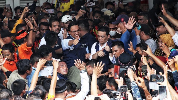 Momen Anies dan Ariza Pamitan sebagai Gubernur dan Wakil Gubernur Jakarta Gubernur DKI Jakarta Anies Baswedan dan Wakil Gubernur DKI Jakarta Riza Patria menyapa warga usai pidato perpisahan di Balai Kota, Jakarta Pusat, Minggu (16/10/2022). Anies Baswedan dan Riza Patria pamitan usai purna tugas hari ini sebagai Gubernur dan Wakil Gubernur Jakarta.