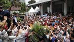 Momen Anies Sapa Warga dan Tebar Senyum Saat Perpisahan di Balai Kota