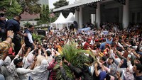 Anies dikerubungi warga saat turun dari atas panggung. Hal serupa juga terjadi saat Anies bersepeda di Bundaran HI sampai dirinya tiba di Balai Kota