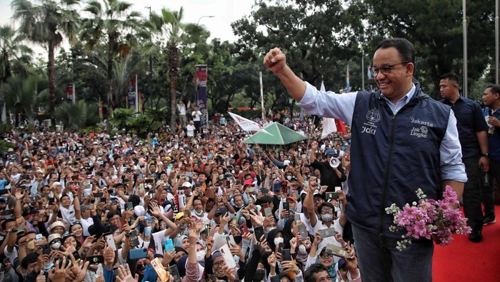 Gubernur DKI Jakarta Anies Baswedan menyapa wargaa saat acara perpisahan di Balai Kota, Jakarta pusat, Minggu (16/10/2022). Anies Baswedan akan melakukan perpisahan karena purnatugas sebagai Gubernur DKI Jakarta hari ini.