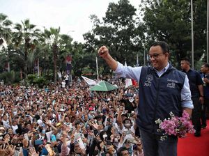 Tentang Pidato Anies Menghadap Utara dan Nyanyian Majulah Menang