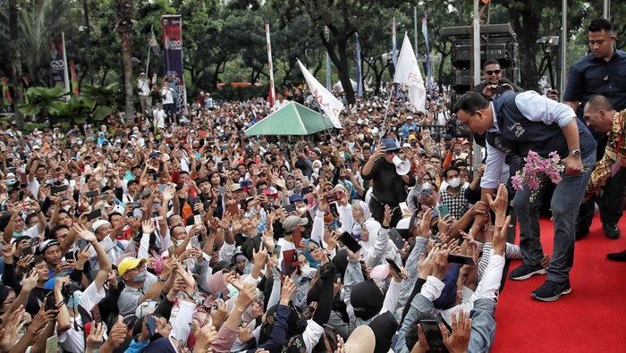 Gubernur DKI Jakarta Anies Baswedan menyapa wargaa saat acara perpisahan di Balai Kota, Jakarta pusat, Minggu (16/10/2022). Anies Baswedan akan melakukan perpisahan karena purnatugas sebagai Gubernur DKI Jakarta hari ini.