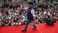 Anies kemudian berjalan sambil terus menyapa dan menebar senyum kepada simpatisannya yang hadir dalam acara perpisahan di Balai Kota.