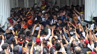 Warga yang antusias dalam acara perpisahan Anies ini memenuhi Balai Kota Jakarta. Sejumlah warga bahkan sudah menanti Anies sejak pagi.