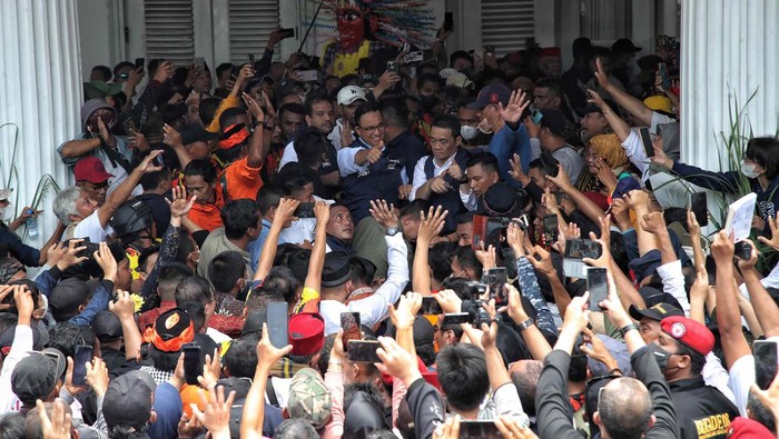 Momen Anies Sapa Warga dan Tebar Senyum Saat Perpisahan di Balai Kota Gubernur DKI Jakarta Anies Baswedan menyapa wargaa saat acara perpisahan di Balai Kota, Jakarta pusat, Minggu (16/10/2022). Anies Baswedan akan melakukan perpisahan karena purnatugas sebagai Gubernur DKI Jakarta hari ini.