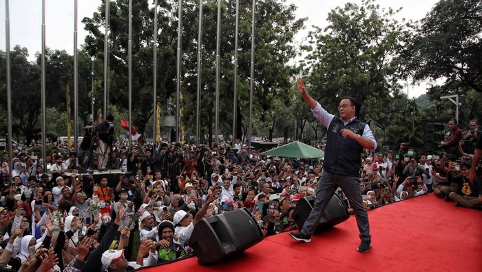 Gubernur DKI Jakarta Anies Baswedan menyapa wargaa saat acara perpisahan di Balai Kota, Jakarta pusat, Minggu (16/10/2022). Anies Baswedan akan melakukan perpisahan karena purnatugas sebagai Gubernur DKI Jakarta hari ini.