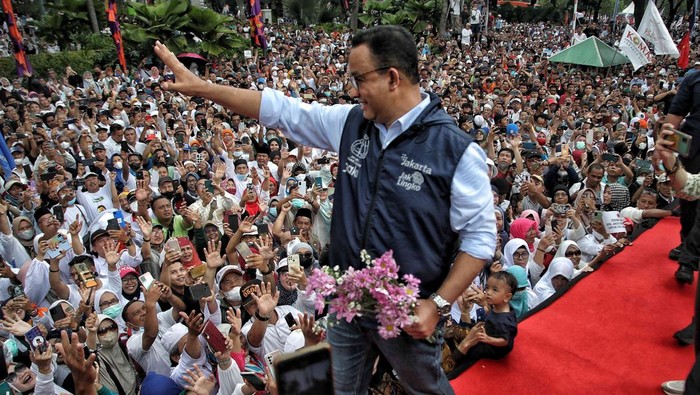 Momen Anies Sapa Warga dan Tebar Senyum Saat Perpisahan di Balai Kota Gubernur DKI Jakarta Anies Baswedan menyapa wargaa saat acara perpisahan di Balai Kota, Jakarta pusat, Minggu (16/10/2022). Anies Baswedan akan melakukan perpisahan karena purnatugas sebagai Gubernur DKI Jakarta hari ini.
