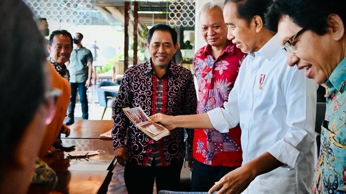 Momen Presiden Jokowi bertemu teman semasa kuliah di Jogja, Minggu (16/10/2022).